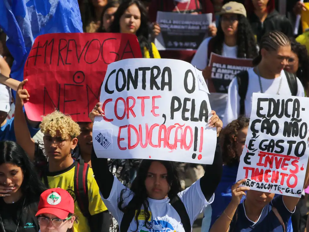 LULA SANCIONA LEI DO NOVO ENSINO MÉDIO, MAS VETA MUDANÇA NO ENEM