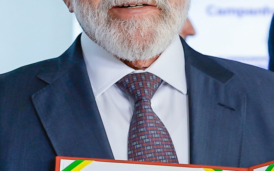 LULA SANCIONA LEI QUE LIMITA O USO DE CELULARES NAS ESCOLAS PÚBLICAS E PRIVADAS DO ENSINO BÁSICO DE TODO PAÍS